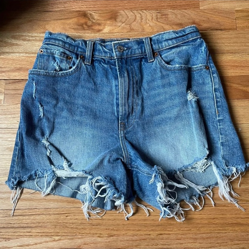 Abercrombie 4 inch High Rise Mom Jean Shorts
Size 29